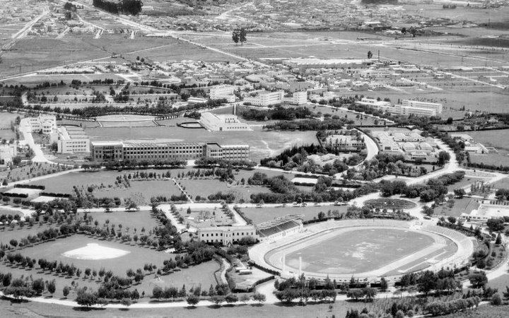 Vista aérea del diamante de beisbol y estadio de fútbol